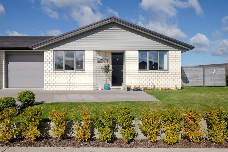 Photo of property in Waterview Estate, 44/4 Greystone Place, Omokoroa, 3114