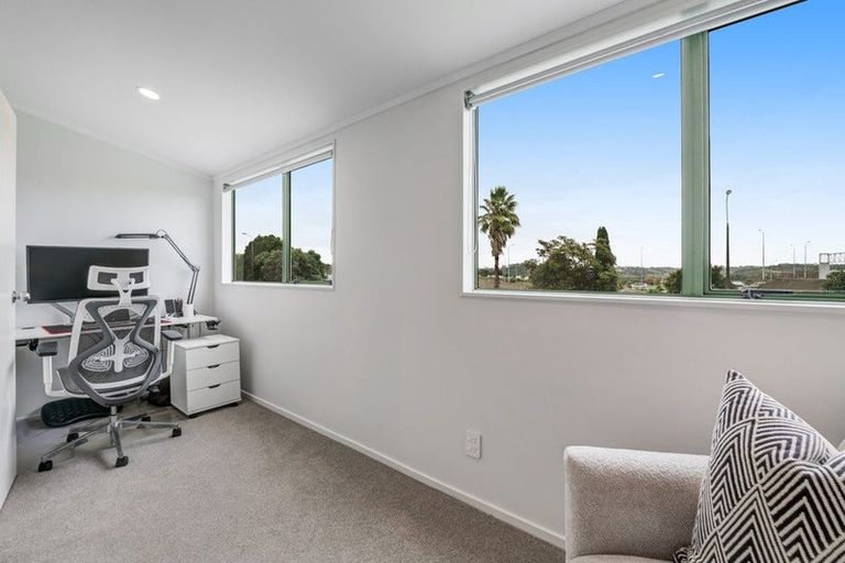 Photo of property in 28 Barbados Drive, Unsworth Heights, Auckland, 0632