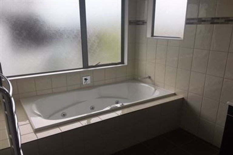 Photo of property in 17 Harrowglen Drive, Northcross, Auckland, 0632