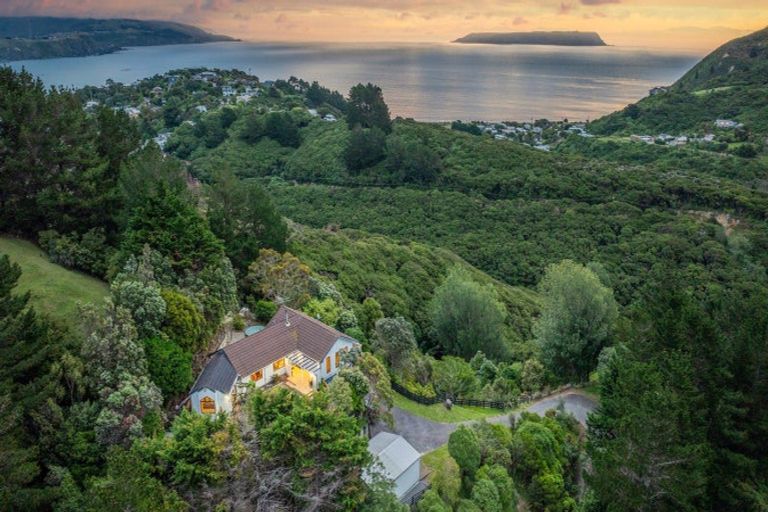 Photo of property in 104 Airlie Road, Plimmerton, Porirua, 5026