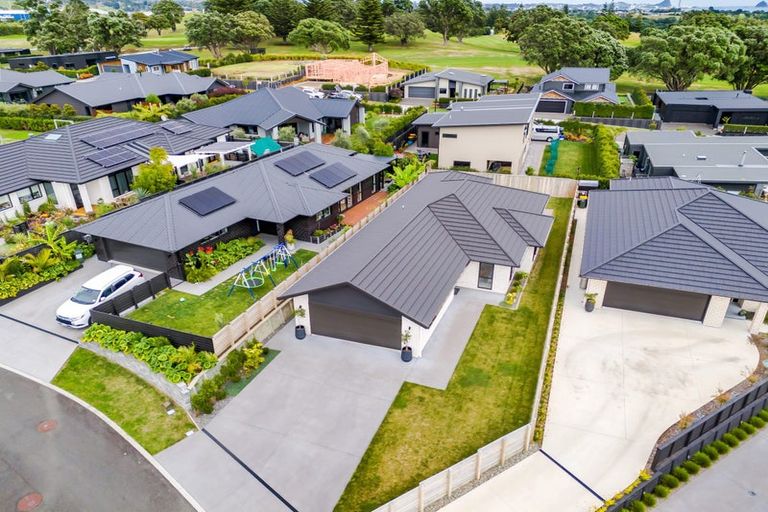 Photo of property in 8 Oakmont Crescent, Waiwhakaiho, New Plymouth, 4312