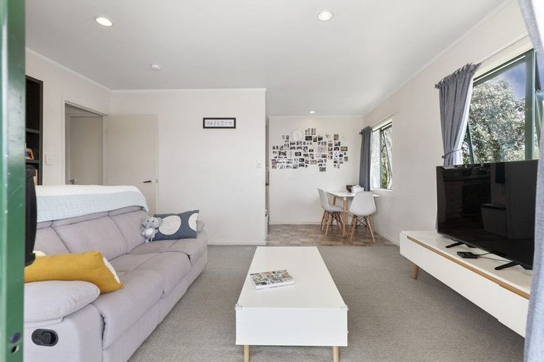 Photo of property in 10 Totaravale Drive, Totara Vale, Auckland, 0629