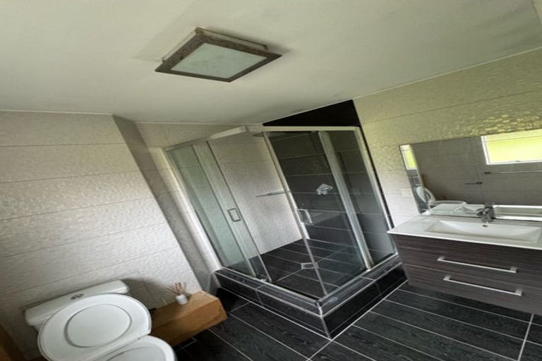 Photo of property in 11 Ian Place, Glendene, Auckland, 0602