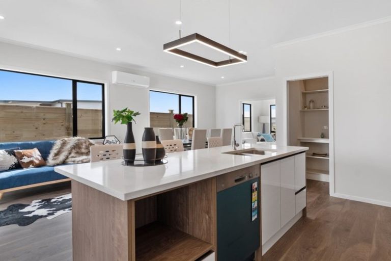 Photo of property in 16 Makura Drive, Papamoa Beach, Papamoa, 3118