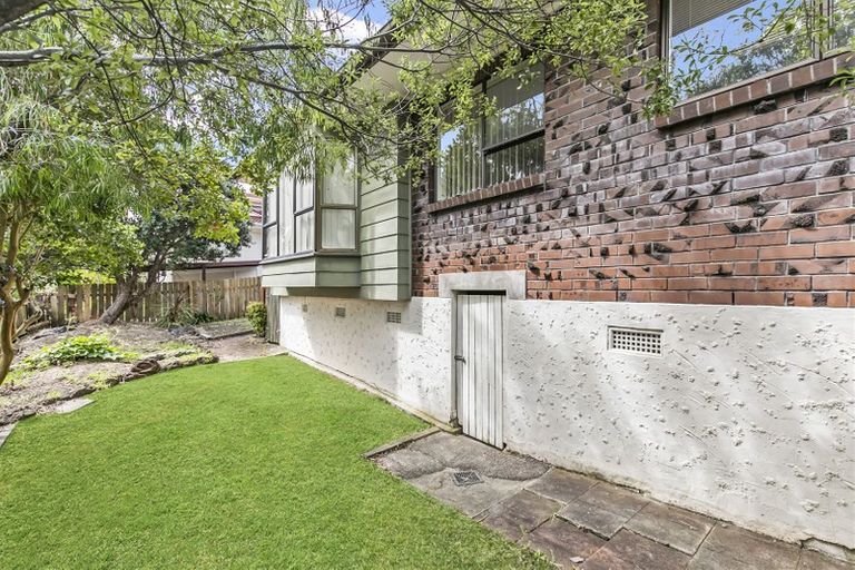 Photo of property in 2/10 Redoubt Road, Goodwood Heights, Auckland, 2105