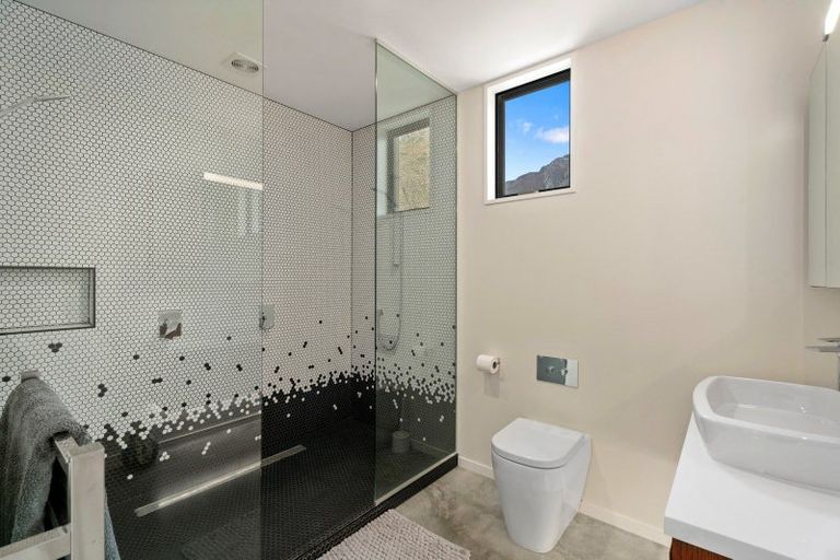 Photo of property in 10 Double Cone Road, Jacks Point, Queenstown, 9371