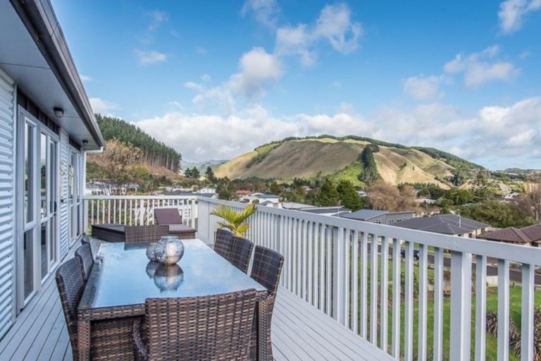 Photo of property in 62 Kakariki Grove, Waikanae, 5036