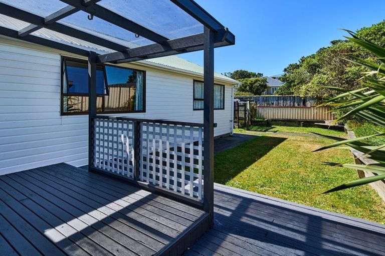 Photo of property in 20 Lyndfield Lane, Newlands, Wellington, 6037