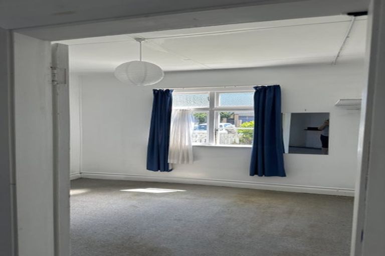 Photo of property in 75 Apu Crescent, Lyall Bay, Wellington, 6022