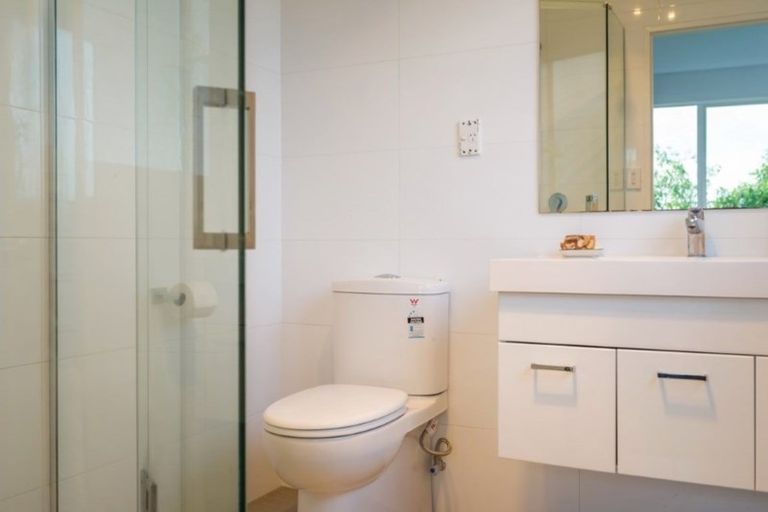 Photo of property in 2/42 Holland Road, Hillcrest, Auckland, 0627