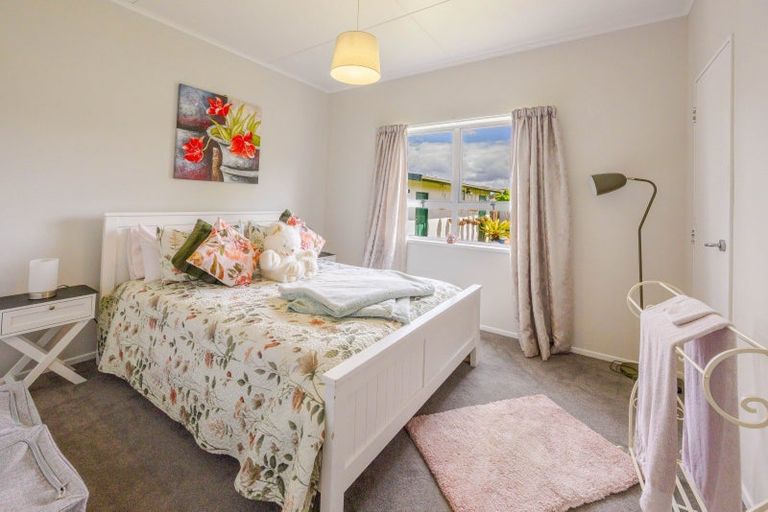 Photo of property in 1 Shanly Street, Waipawa, 4210