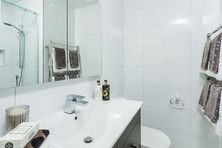 Photo of property in 1/465a Beach Road, Murrays Bay, Auckland, 0630