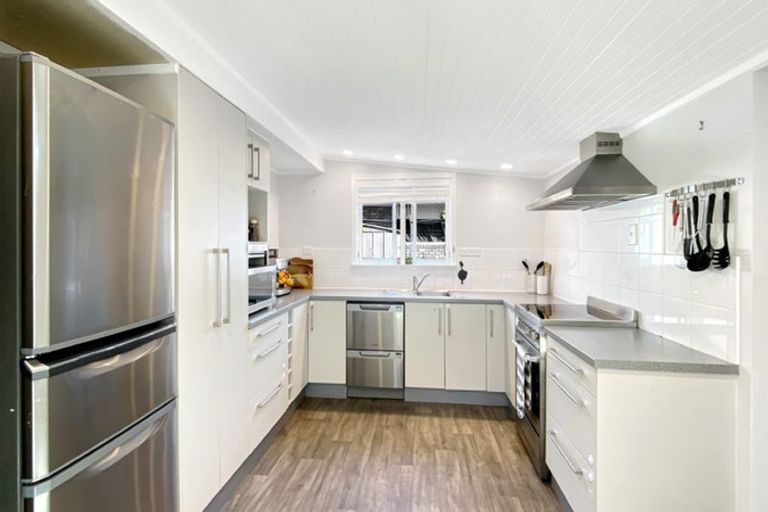 Photo of property in 74 Ferry Parade, Herald Island, Auckland, 0618