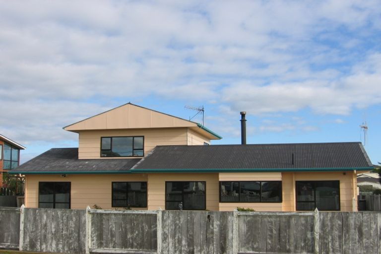 Photo of property in 52 Shortt Street, Foxton Beach, Foxton, 4815