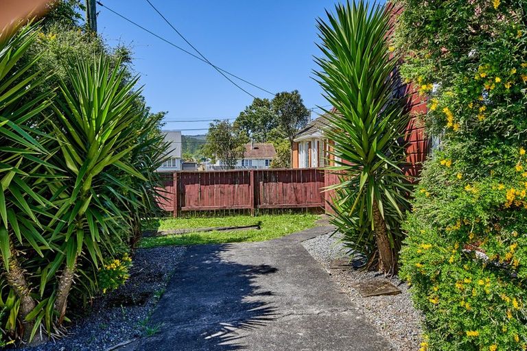 Photo of property in 1a Pearce Crescent, Taita, Lower Hutt, 5011