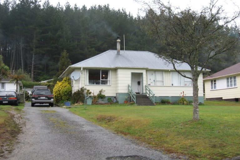 Photo of property in 16 Mawhera Street, Dobson, Greymouth, 7805