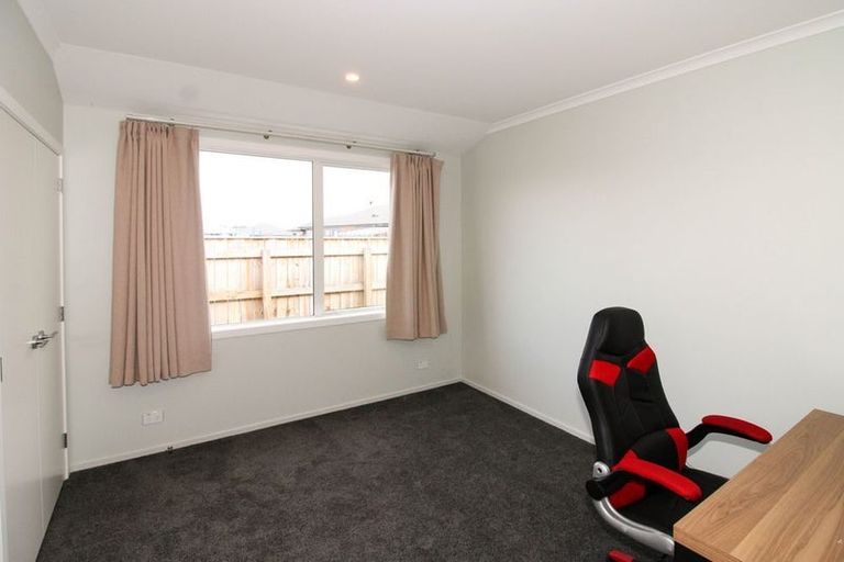 Photo of property in 2 Routhan Way, Carterton, 5713