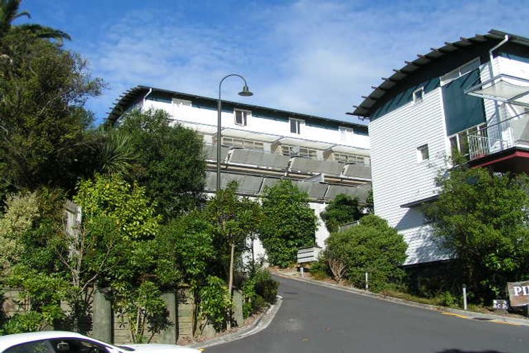 Photo of property in 1h/20 Ian Marwick Place, Birkenhead, Auckland, 0626