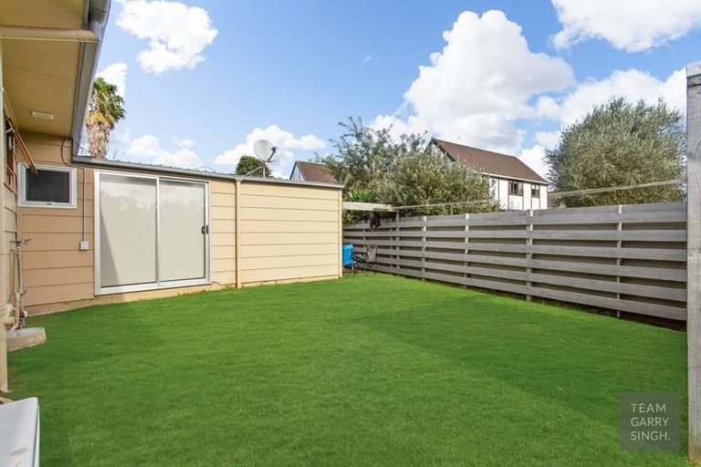 Photo of property in 2/41 Challen Close, Conifer Grove, Takanini, 2112