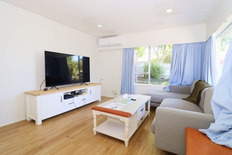 Photo of property in 1/48 Mirrabooka Avenue, Botany Downs, Auckland, 2010