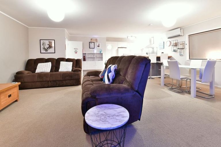 Photo of property in 3 Roberts Road, Tindalls Beach, Whangaparaoa, 0930