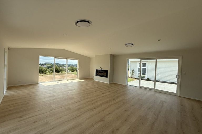 Photo of property in 5 Johnson Place, Stillwater, Silverdale, 0993