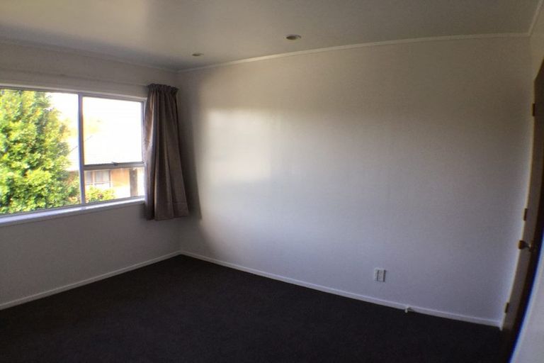 Photo of property in 2/27 Mannering Place, Hillcrest, Auckland, 0627