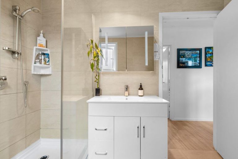 Photo of property in 236 Whitney Street, Blockhouse Bay, Auckland, 0600