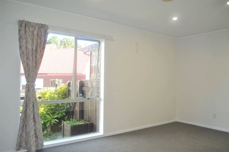 Photo of property in 21 Kingsbridge Place, Newlands, Wellington, 6037