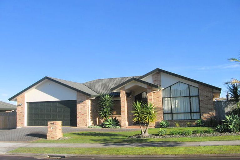 Photo of property in 8 Nad Place, East Tamaki Heights, Auckland, 2016