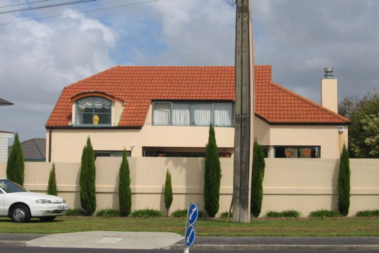 Photo of property in 1/208 East Coast Road, Forrest Hill, Auckland, 0620