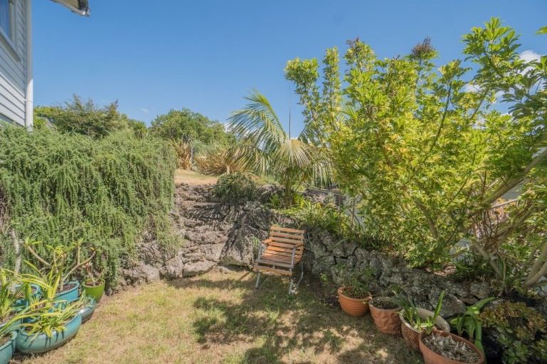 Photo of property in 16 Kiwi Esplanade, Mangere Bridge, Auckland, 2022