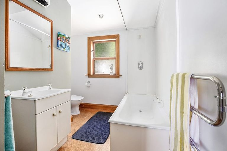 Photo of property in 49 Hungerford Road, Lyall Bay, Wellington, 6022