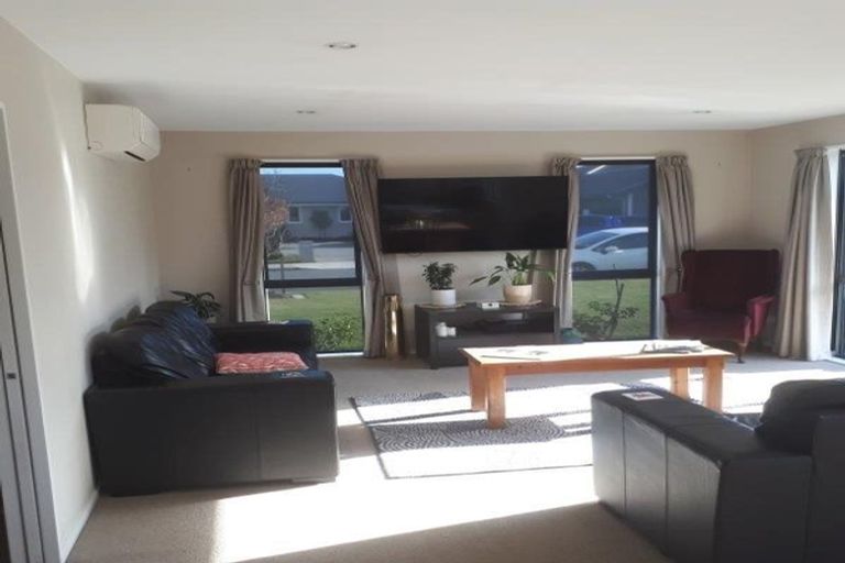 Photo of property in 8 Wattle Lane, Rangiora, 7400