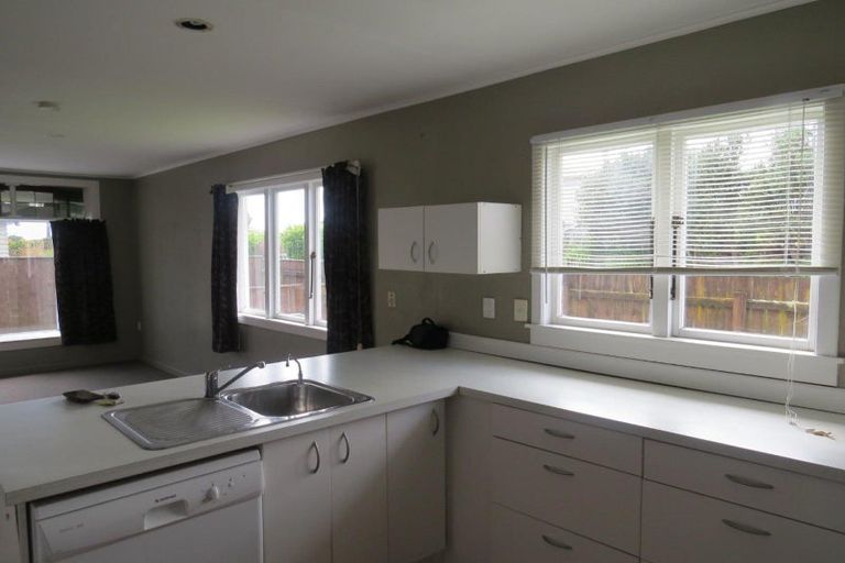 Photo of property in 15 York Crescent, Westown, New Plymouth, 4310