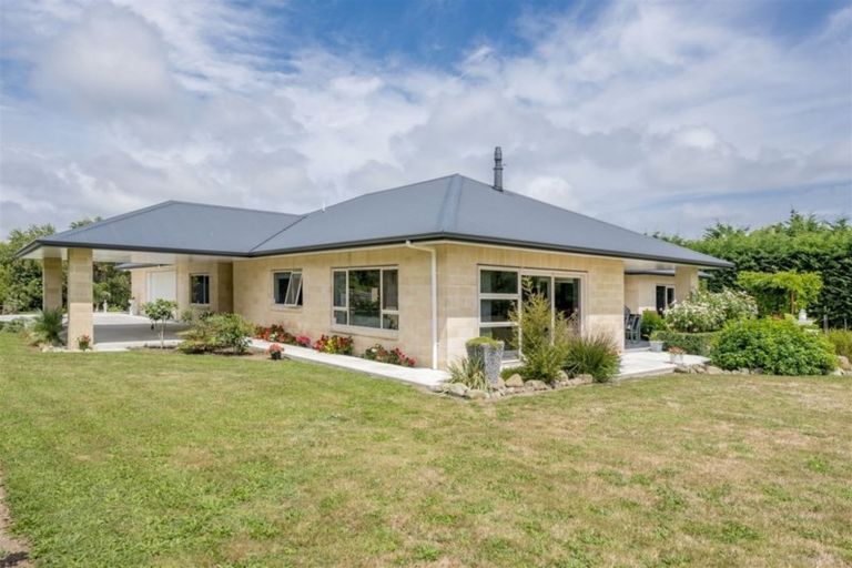 Photo of property in 85 Waikawa Beach Road, Manakau, Levin, 5573