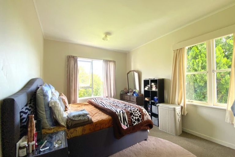 Photo of property in 15 Raleigh Road, Northcote, Auckland, 0627