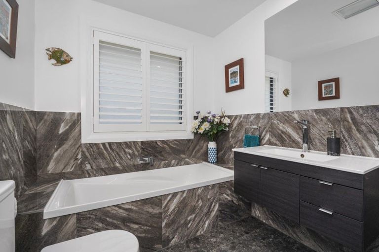 Photo of property in 30 Lakeside Terrace, Omokoroa, 3114
