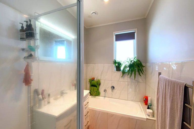 Photo of property in 17 Thomas Avenue, Te Atatu Peninsula, Auckland, 0610