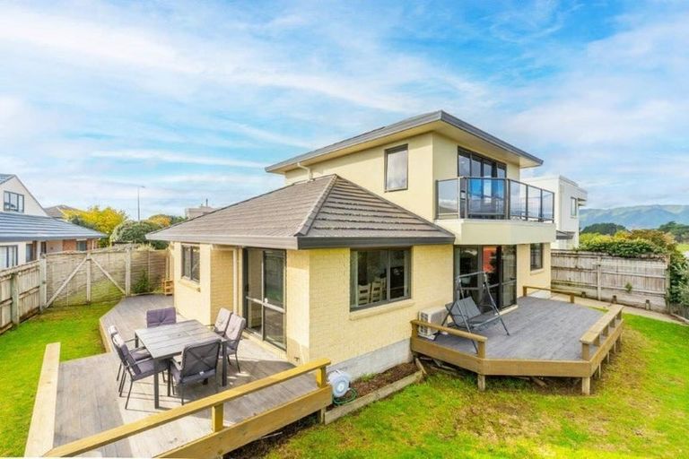 Photo of property in 6 Shearwater Rise, Paraparaumu Beach, Paraparaumu, 5032