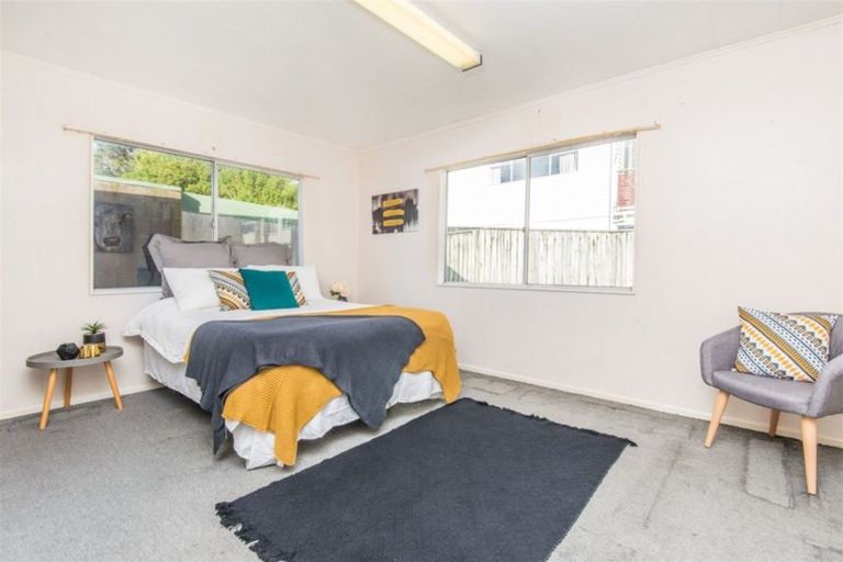 Photo of property in 6 Griffiths Grove, Newlands, Wellington, 6037