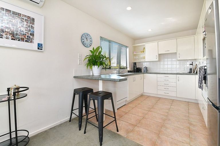 Photo of property in 3/275 East Coast Road, Mairangi Bay, Auckland, 0630