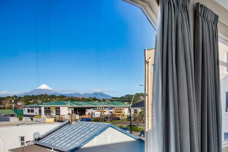 Photo of property in Devonport Apartments, 3/127 Saint Aubyn Street, New Plymouth, 4310