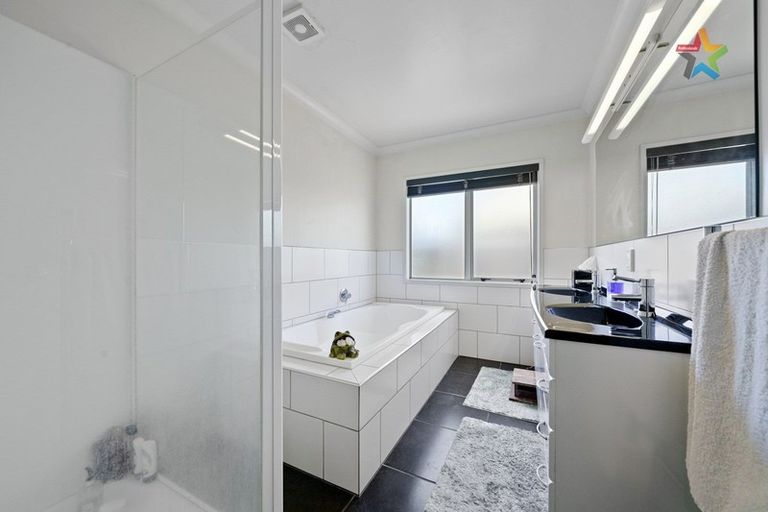 Photo of property in 41 Arahiwi Grove, Tirohanga, Lower Hutt, 5010