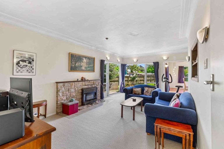 Photo of property in 35 Yeovil Road, Te Atatu Peninsula, Auckland, 0610