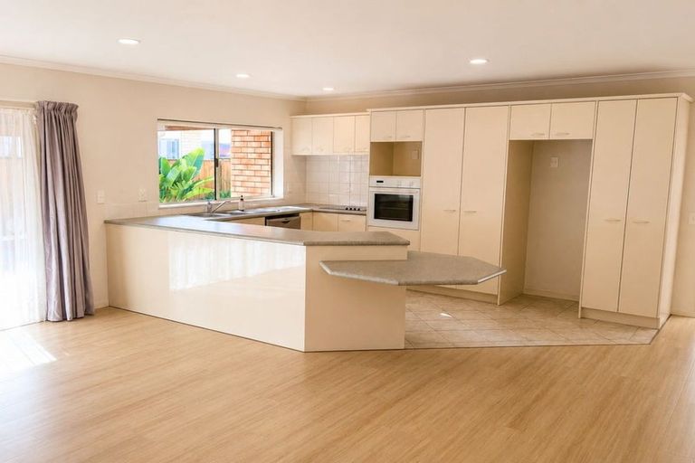 Photo of property in 14 Corta Bella Place, Golflands, Auckland, 2013