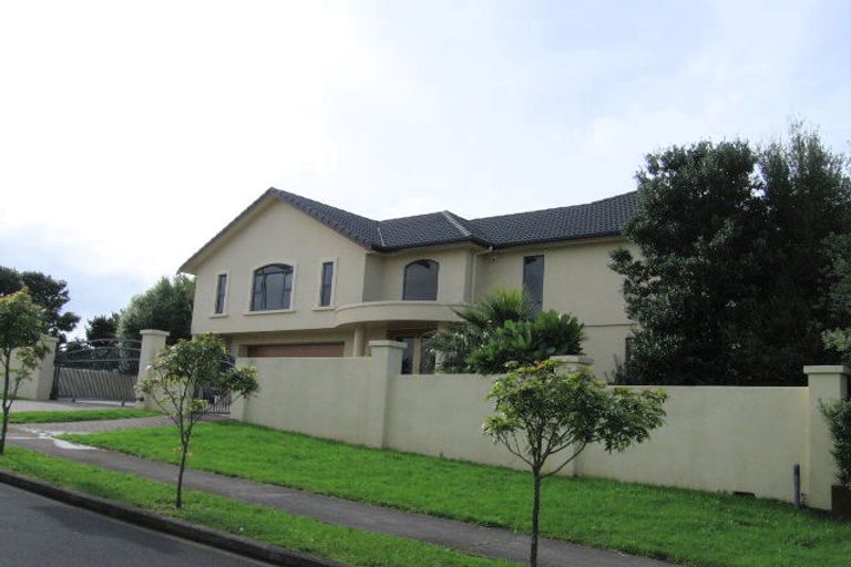 Photo of property in 2 Ramoana Mews, Shelly Park, Auckland, 2014