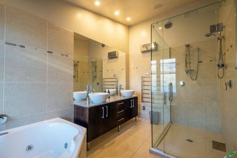 Photo of property in Lakeview Heights, 3/124 Lismore Street, Wanaka, 9305