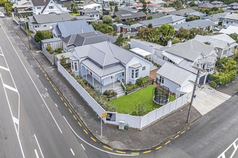 Photo of property in 18 Morley Street, New Plymouth, 4310