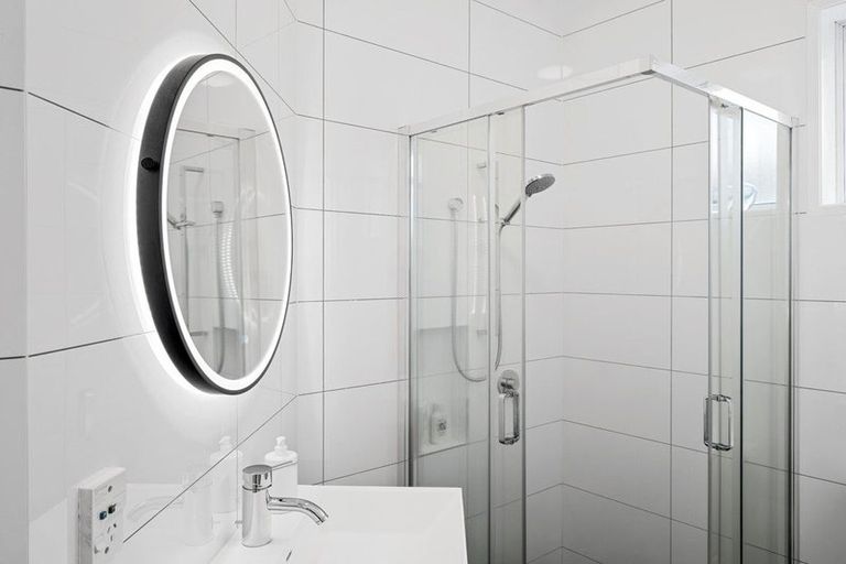 Photo of property in 6 Mollyhawk Place, Birkenhead, Auckland, 0626